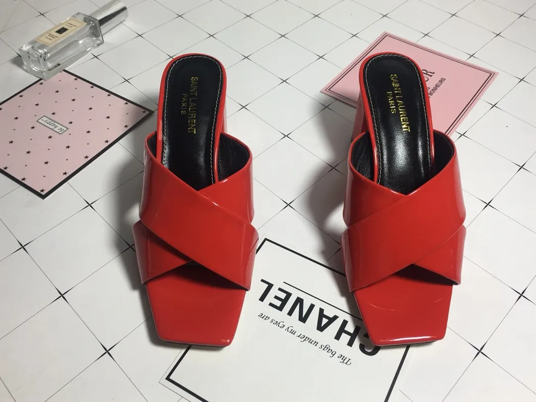 👟👟Ex-factory price 340👟👟 Genuine leather base +40 7CM heel cow patent leather series. 2018 Saint Laurent YSL’s strongest new cross-strap slippers are available in two heel heights. They are 7CM and 9CM respectively. The fabric is made of cowhide. The lining is made of first-layer sheepskin. Size: 34-41 (size 42 can be customized). It is very stable when walking and does not lose its heel.